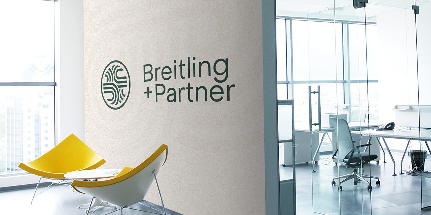 Ein Breitling-Partnerbüro mit gelbem Stuhl und Schild.