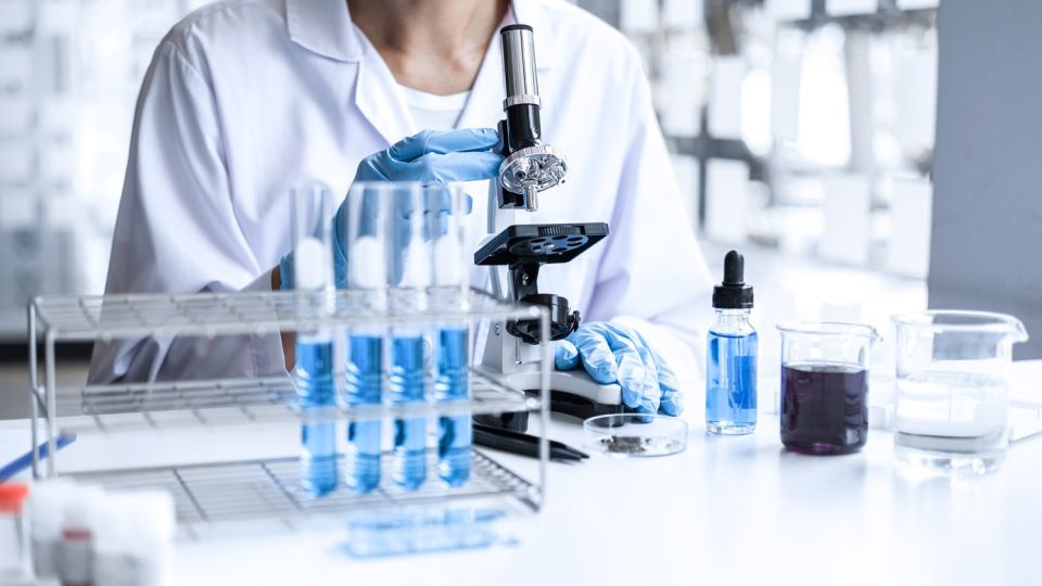 Ein Wissenschaftler benutzt ein Mikroskop in einem Labor.