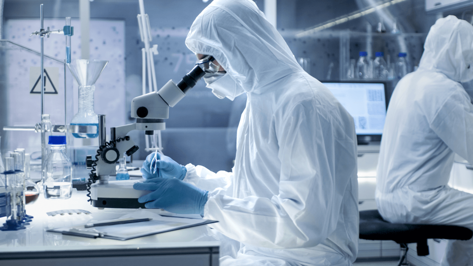 Zwei Personen in weißen Laborkitteln arbeiten in einem Labor für Curium Pharma.